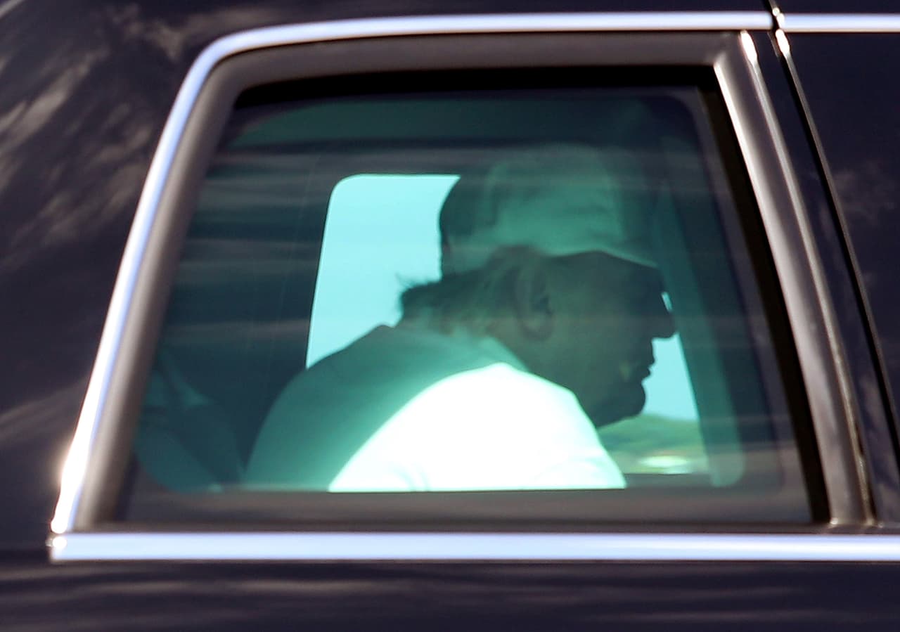 Trump regresa a Mar-a-Lago el domingo 12 de febrero después de pasar parte del día en su club de golf cercano.