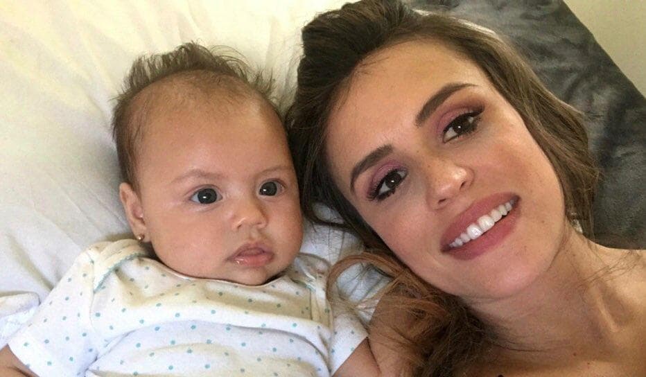 En varias ocasiones la conductora se ha identificado con las madres que tienen que dejar a los niños en casa para salir a trabajar y dar lo mejor de sí en el plano profesional: “Lloré camino a la oficina, pero afortunadamente Dios es bueno y se me contagió la alegría de Despierta América al llegar a Univision. Levanten las manos las mamis trabajadoras”, redactó en sus redes sociales.