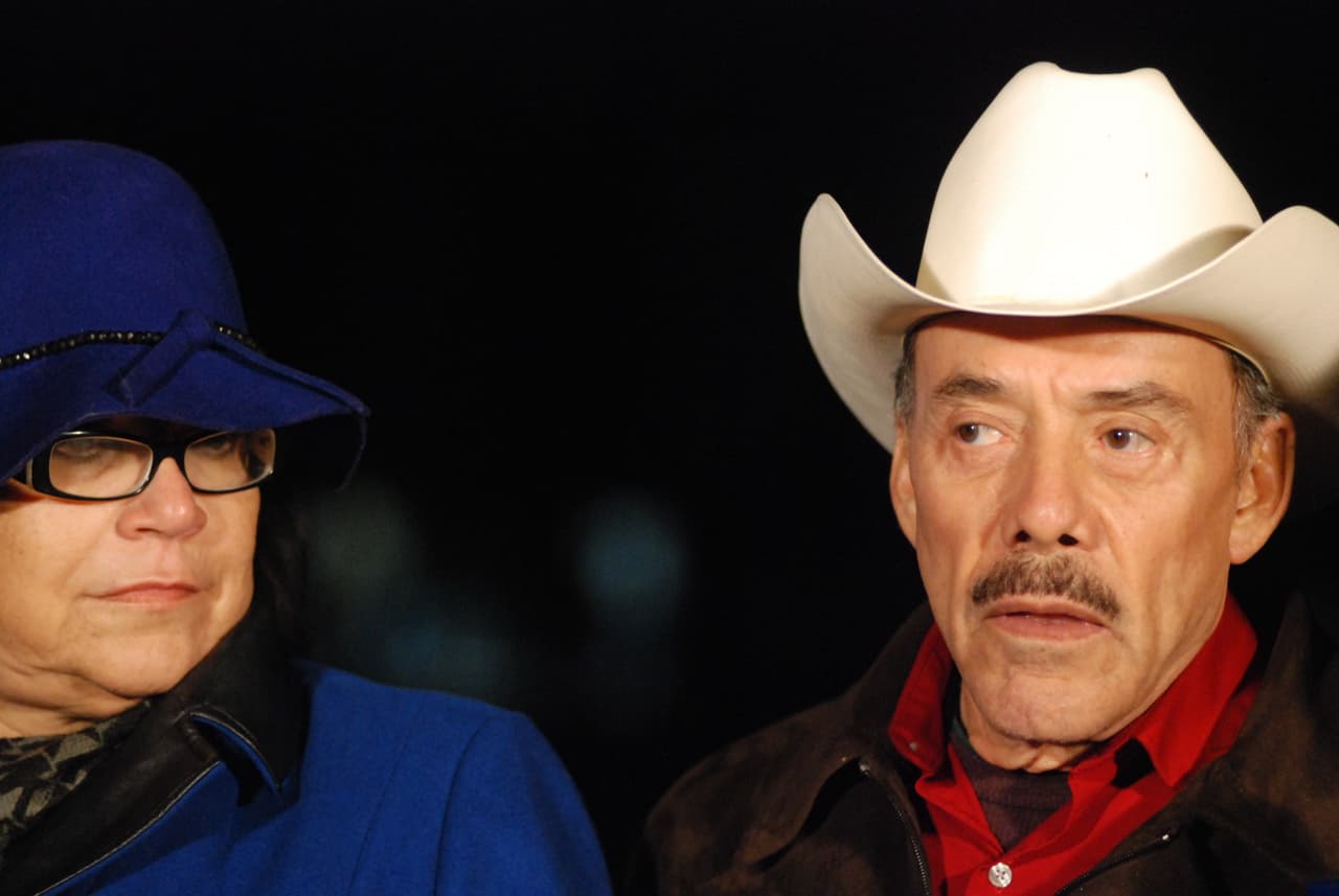 "Lo siento por sus seres queridos por lo que están sufriendo, que rápido tengan resignación, mi más sentido pésame, que tengan pronta recuperación, queramos o no, fue una parte importante en la vida de
<b><a href="https://www.univision.com/famosos/a-7-anos-de-la-muerte-de-jenni-rivera-su-madre-se-pregunta-quien-le-llevara-flores-cuando-ella-no-este-fotos" target="_blank"> Jenni Rivera</a></b>", sentenció.