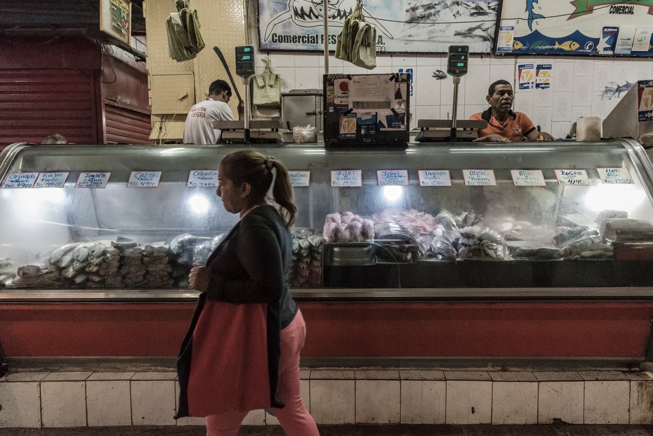 Cuando el salario mínimo solo da para un kilo de queso: la cruel agonía de la economía venezolana