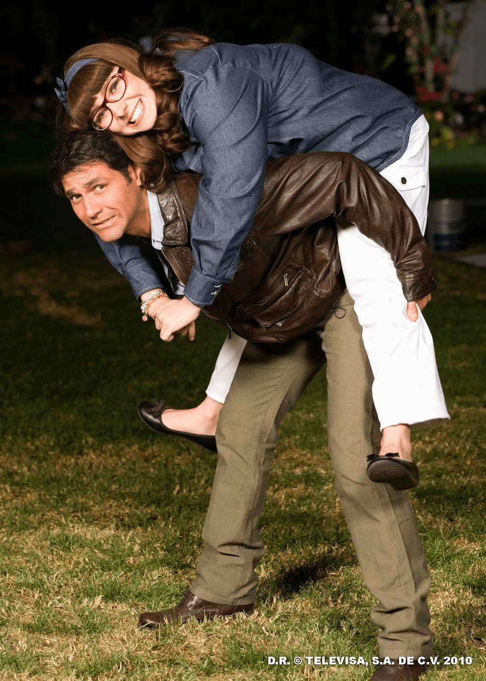 Gracias al trabajo de la producción y a la ropa y accesorios que le daban volumen, la actriz lucía como una joven con sobrepeso.