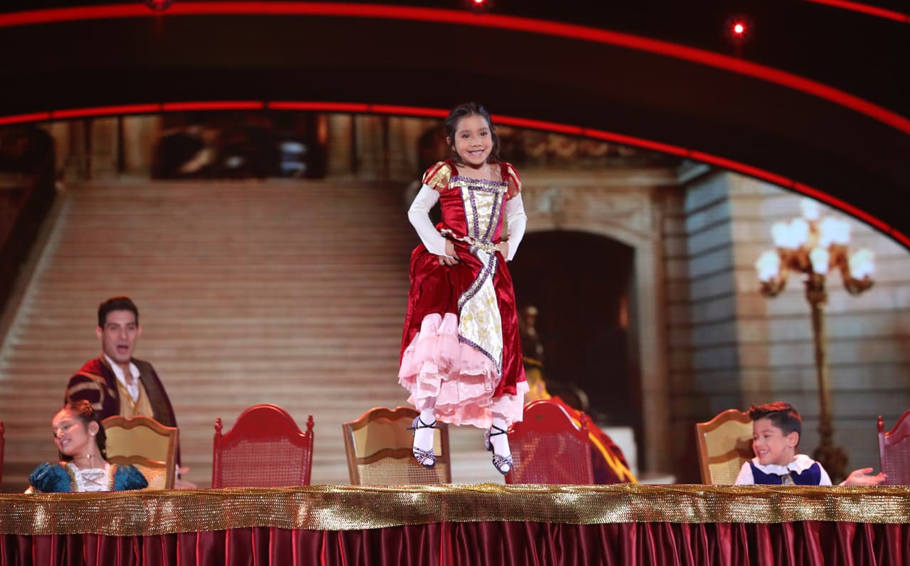 Nuevamente la noche inició con un número dedicado a 'La Bella y la Bestia'.