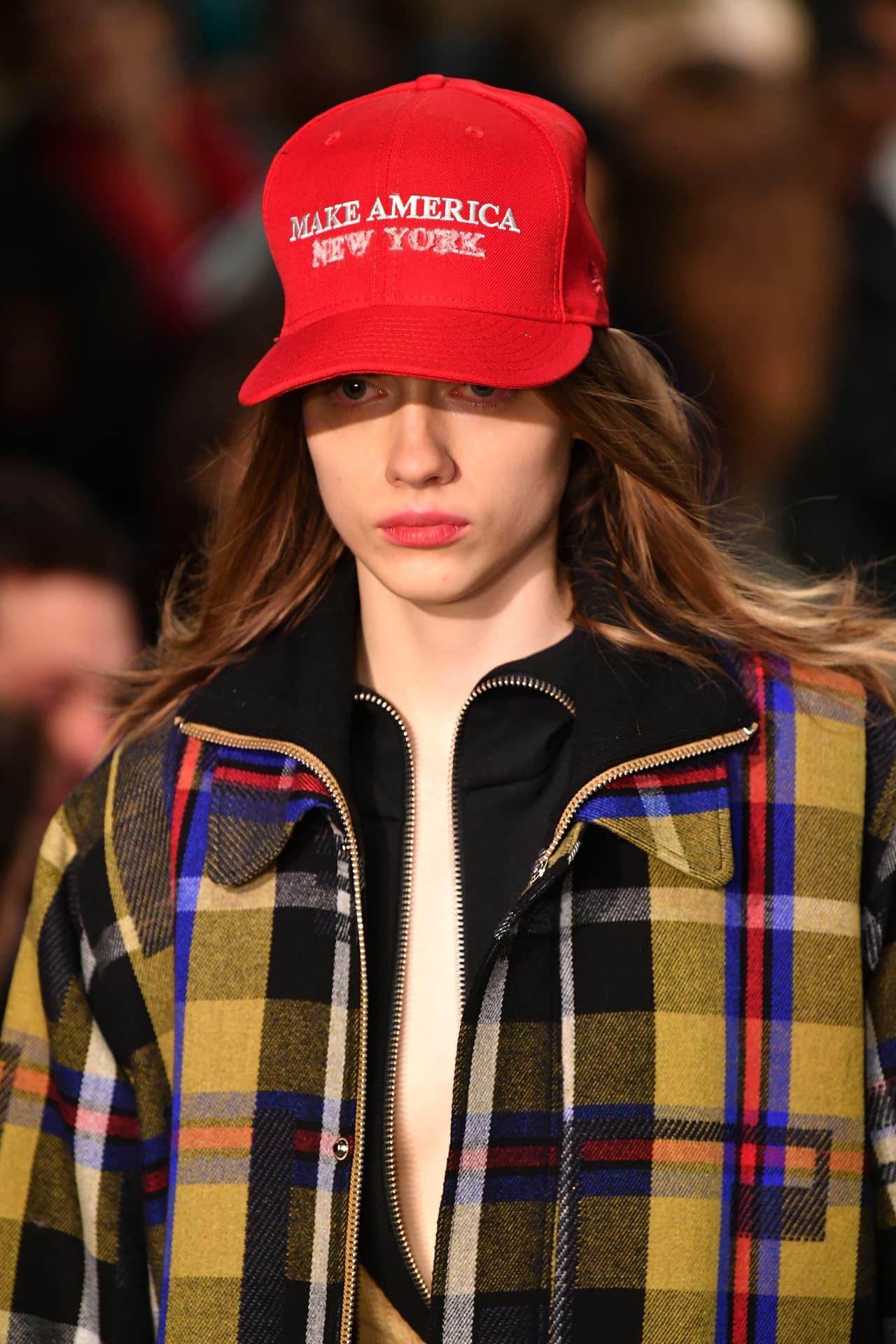 La primera modelo en la pasarela traía puesta una gorra roja con la leyenda 'Make America New York'. "Quisiéramos que el resto de los estados fueran como Nueva York, desde un punto de vista inclusivo, diverso y activo", dijeron los diseñadores sobre este guiño.