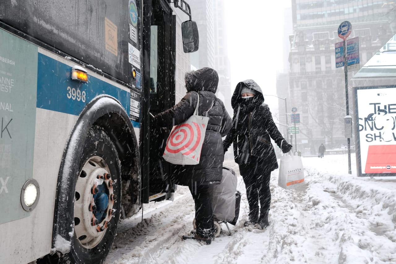 Residentes caminando bajo la nevada en Manhattan, Nueva York, el 1 de febrero de 2021. Una poderosa tormenta invernal avanza por el noreste del país, pero “lo hará muy lentamente” y causará fuertes vientos y densas nevadas, estimó Lara Pagano, meteoróloga del Servicio Nacional de Meteorología (NWS por sus siglas en inglés). El Servicio Meteorológico Nacional emitió advertencias de tormenta desde Virginia hasta Maine y más de cien millones de personas podrían ser afectadas.
<br>