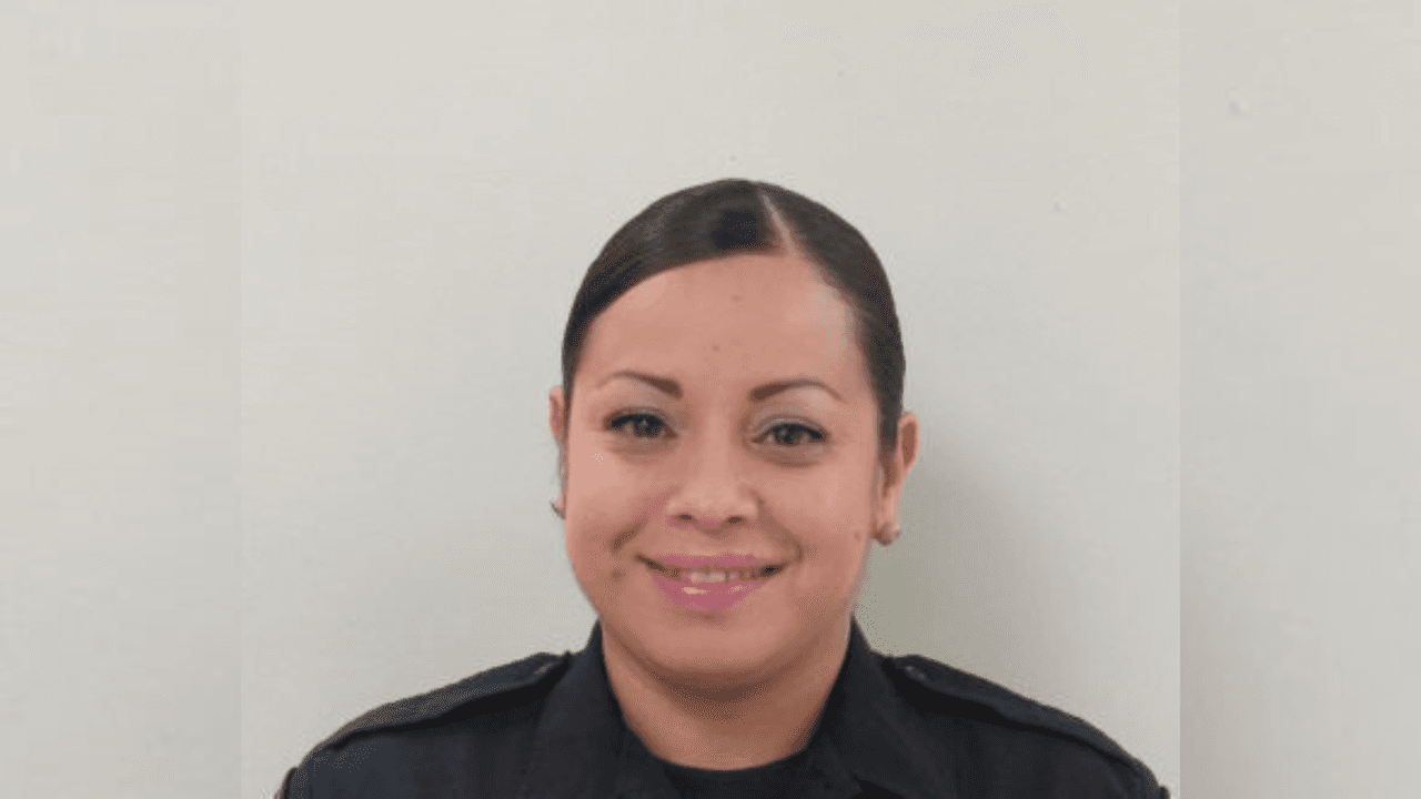 Arrestan a oficial de oficina del alguacil sospechosa de dañar puerta al estar intoxicada