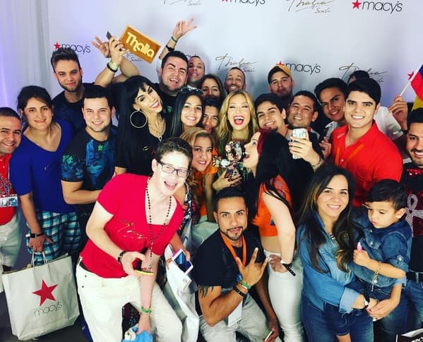 La que aprovechó para consentir a sus fans fue Thalía, la cantante sigue con la promoción de su línea de ropa.