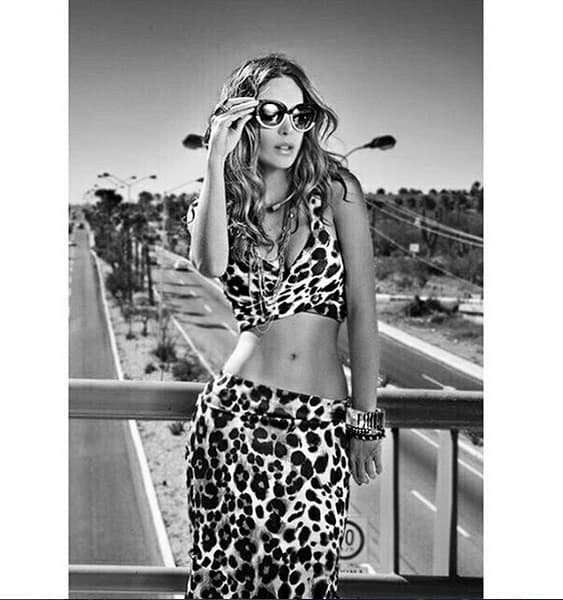 La cantante no para de mostrar sus encantos, cada día se pone más bella.