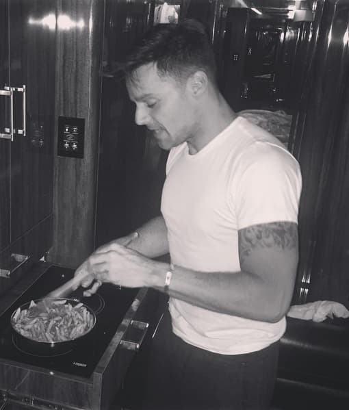 Ricky Martin compartió esta foto para mostrar que también se mete a la cocina y sabe hacer muy bien de comer.... ¿quieres probar?
