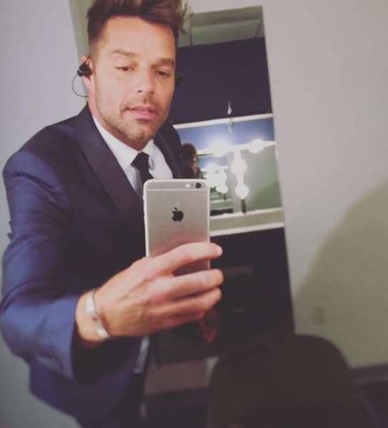 Ricky ha estado trabajando muy duro pero no descuida para nada a sus fans.