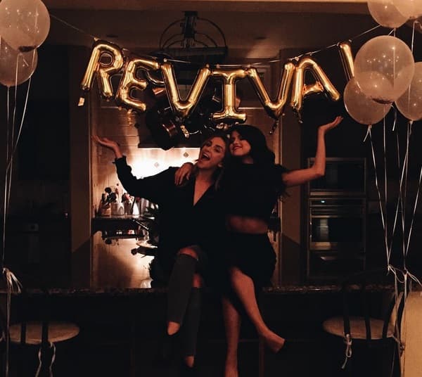 Selena Gomez no para de brincar de la emoción, la cantante sigue celebrando el estreno de su nuevo disco 'Revival'.