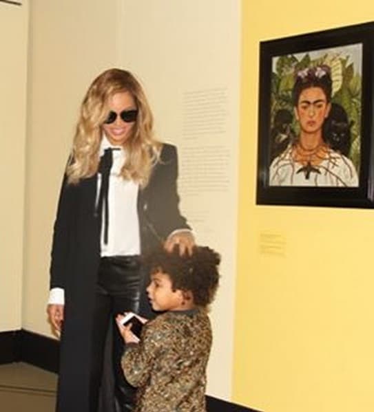 Esta semana Beyoncé se fue al museo y llevó a la pequeña Blue Ivy. La cantante le contó a sus seguidores que es fiel admiradora de Frida Kahlo.