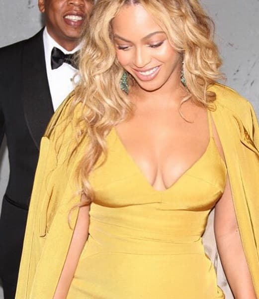 WOW! También presumió escotazo.