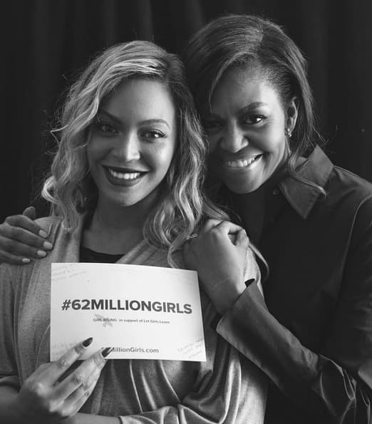 Y también mostró una memorable imagen donde aparece con la Primera Dama Michelle Obama.