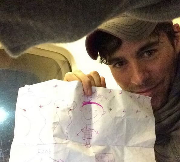 Otra estrella que esta semana la pasó genial fue Enrique Iglesias, que nos mostró este detallito tan 'cute' que le hizo una de sus fans.