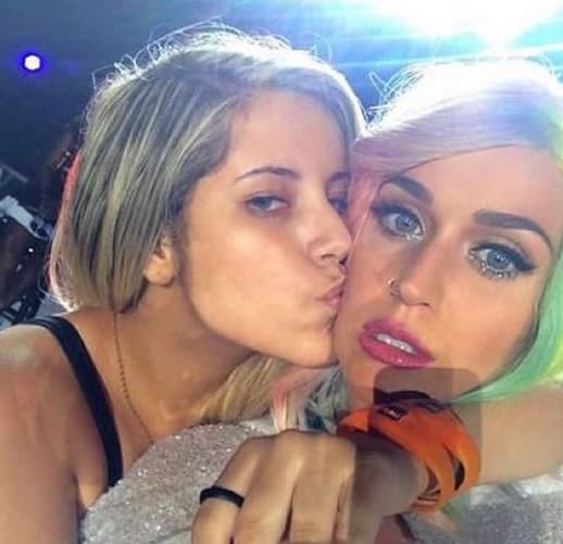 Al final se tomaron una selfie y la joven ¡hasta le agarró la retaguardia a Katy!