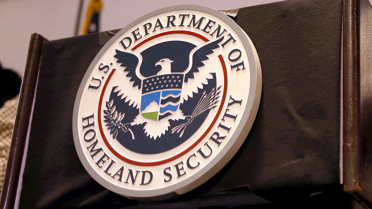 DHS publica obra de pintor célebre junto a mensaje antiinmigrante y desata la indignación de la familia