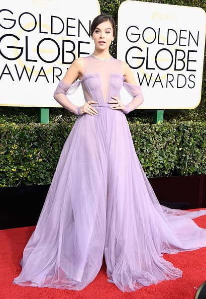Hailee Steinfeld con su vaporoso Vera Wang color lila.