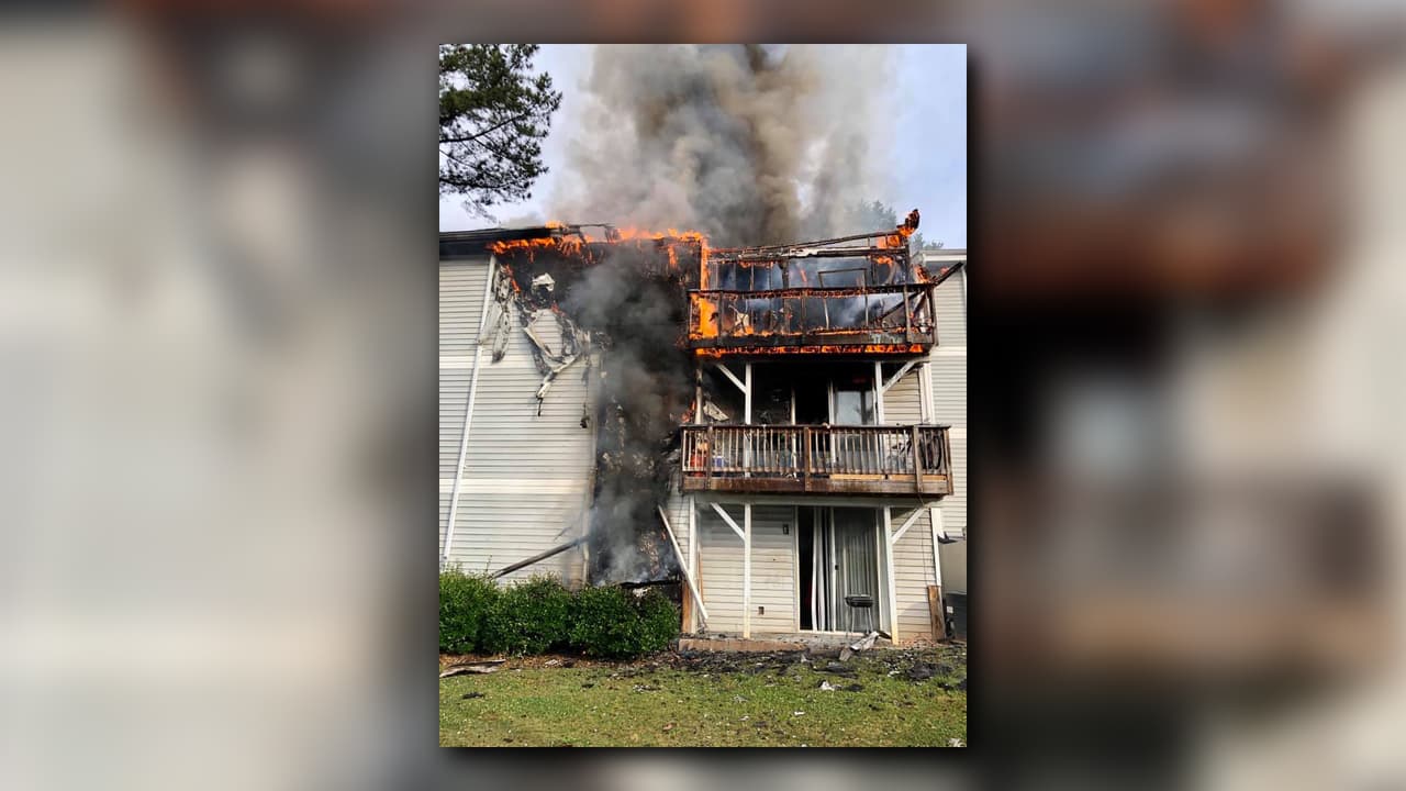 Cinco apartamentos del complejo habitacional Sierra Village ubicados en Oak Shadow Ln fueron destruidos por el fuego. En el hecho ninguna persona resultó lesionada.