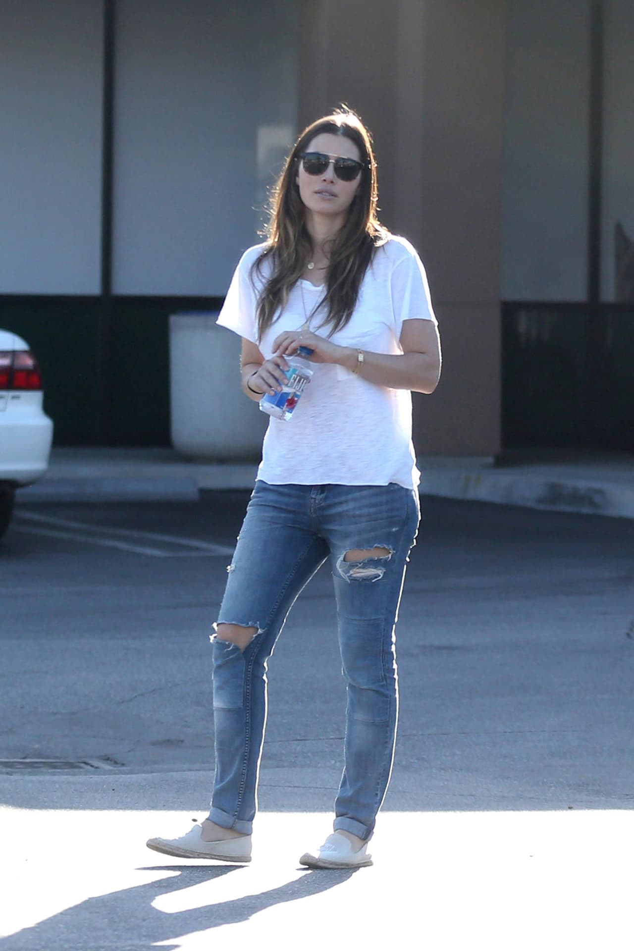 Los mocasines o náuticas son otro estilo de zapatos que pueden utilizar para este regreso a clases. De esta manera tus looks de uniforme se vuelven más juveniles. Los de Jessica Biel en blanco pueden ser una opción de diez.