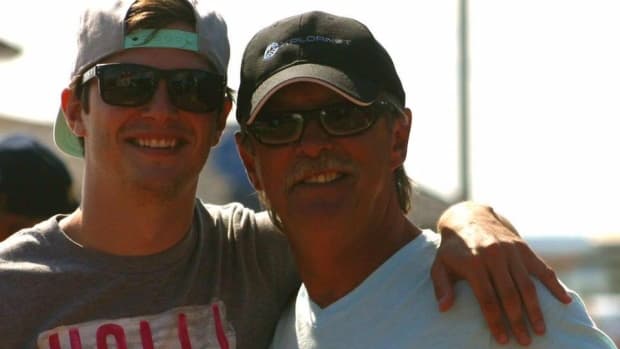 Joe Howlett (d), en una imagen junto a su hijo.