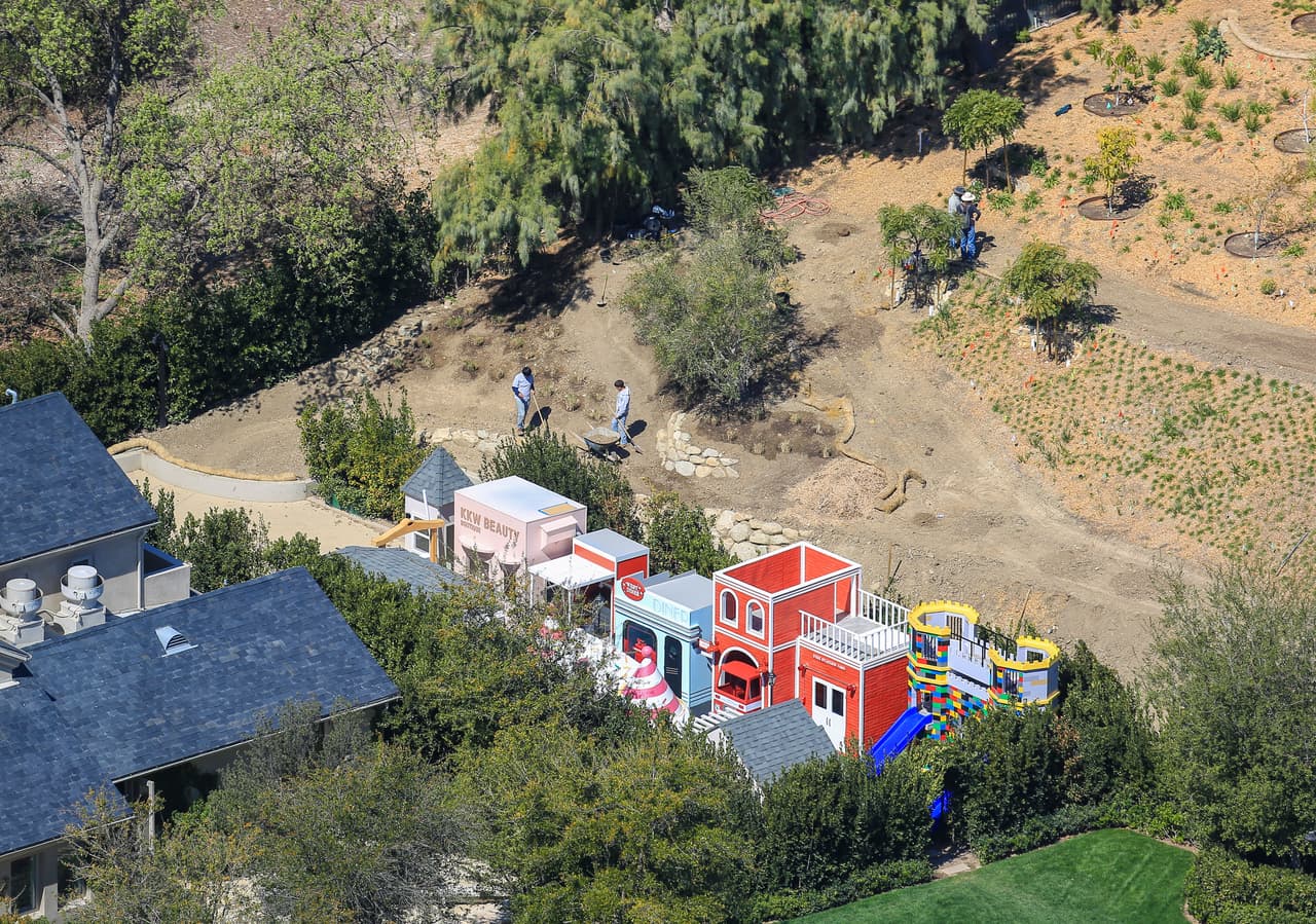 Kanye West hizo una remodelación de la mansión que duró 4 años y costó 20 millones de dólares. De acuerdo con reportes, la residencia hoy tiene un valor estimado en 
<b><a href="https://people.com/home/kim-kardashian-kanye-west-photos-inside-home/" target="_blank"> 60 millones.</a></b>