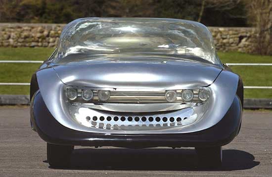 Su frontal está relleno de espuma y se supone que debía recoger a un transeúnte atropellado y protegiendolo de mayores lesiones.