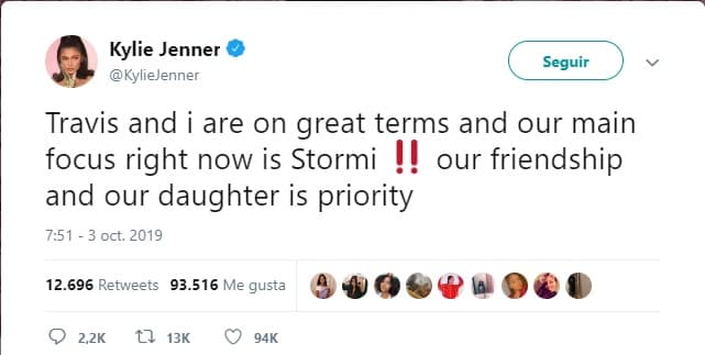 "Travis (Scott) y yo estamos en buenos términos y nuestro enfoque principal en este momento es 
<b><a href="https://www.univision.com/famosos/en-fotos-el-debut-de-stormi-la-hija-de-kylie-jenner-y-travis-scott-en-una-alfombra-roja-fotos" target="_blank">Stormi</a></b>, nuestra amistad y nuestra hija es prioridad", 
<b><a href="https://twitter.com/KylieJenner/status/1179770902625415171" target="_blank">escribió en otro tuit</a></b>.