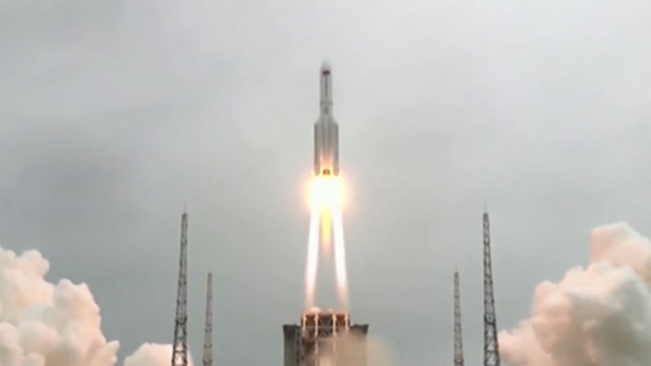 Descenso peligroso: restos de un cohete espacial chino caen sin control al mar