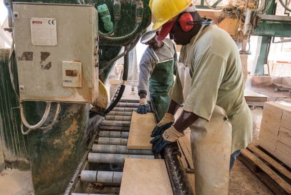 "El mármol cubano tiene características físico-mecánicas similares" al italiano, dice el director general de la empresa, Jaime Hernández. La compañía exporta ahora solo el 20% de su producción, principalmente a China y pocas naciones de Europa y América Latina, por un monto inferior a dos millones de dólares al año.