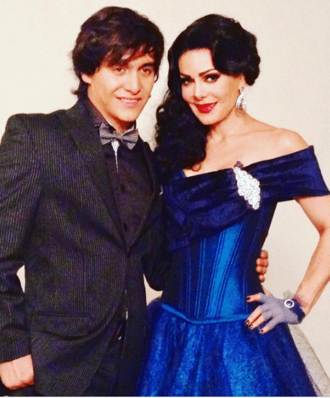 Julián Figueroa es hijo de la actriz y cantante costarricense, Maribel Guardia, y el fallecido cantautor mexicano, Joan Sebastian.