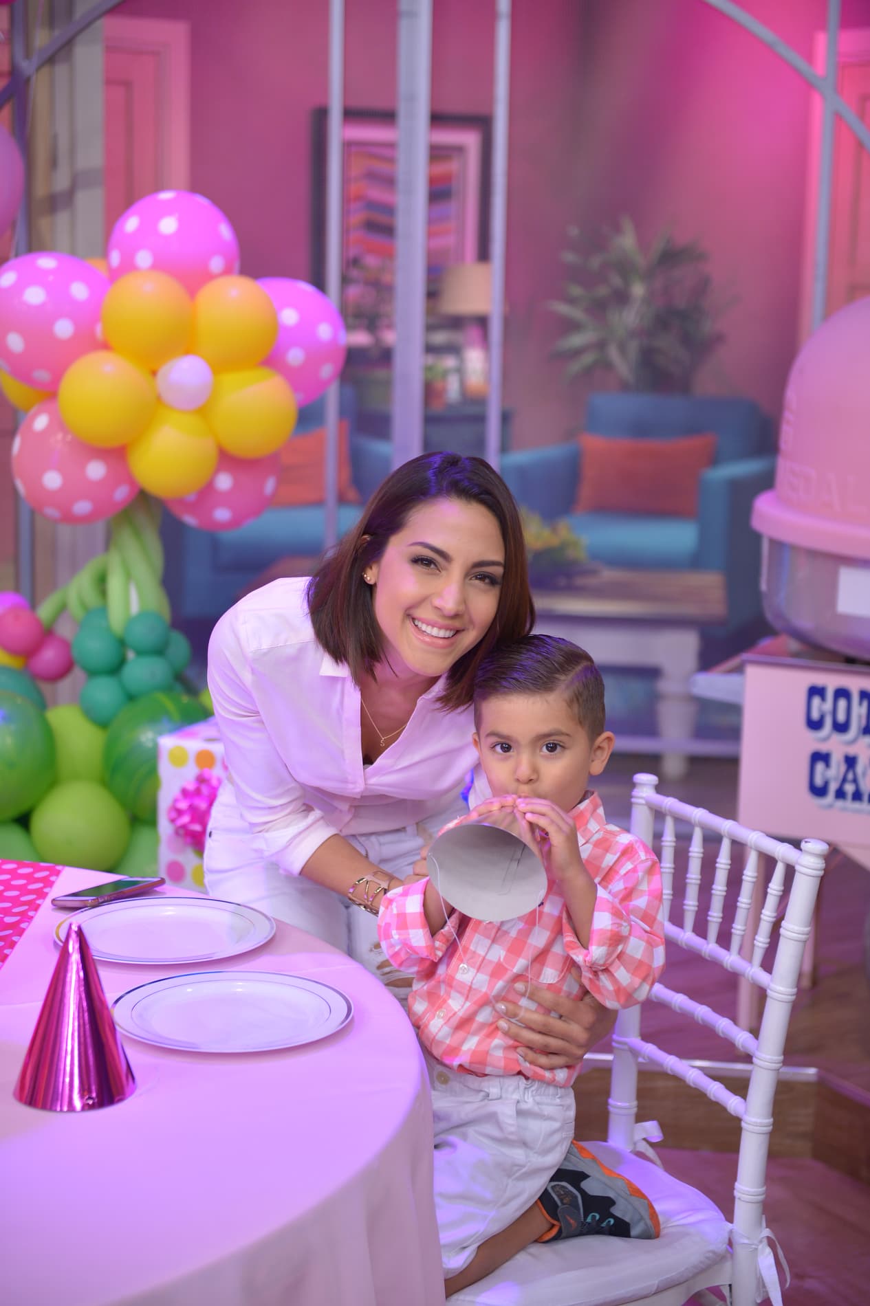 Gaby Álvarez llevó a su galán a la fiesta, su hijito Sebastián.