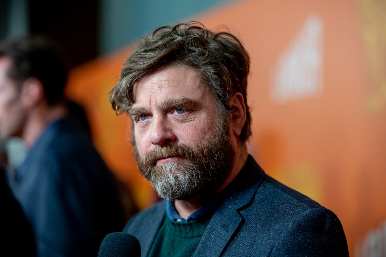 <b>Zach Galifianakis</b>. Nacido en Wilkesboro,
<a href="https://www.univision.com/famosos/zach-galifianakis-sigue-bajando-mucho-de-peso-fotos">Zach Galifianakis</a> llevó todas sus peculiaridades de la pequeña ciudad primero a NC State y luego a Hollywood, donde rápidamente se convirtió en un comediante y actor.