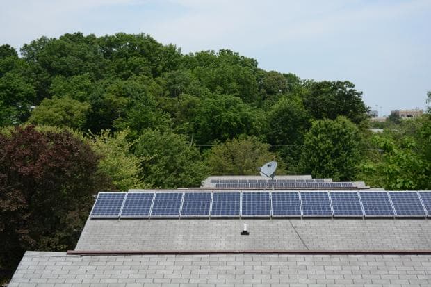 Desde el techo está claro que ésta no es la única casa de la manzana que ha adoptado la energía solar.