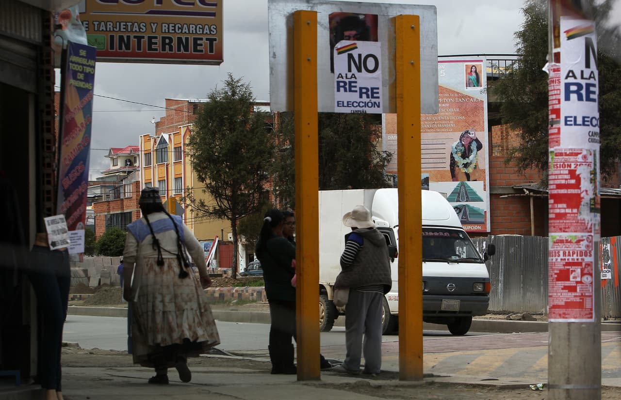 Carteles por el "No" a la reelección en una calle de El Alto.