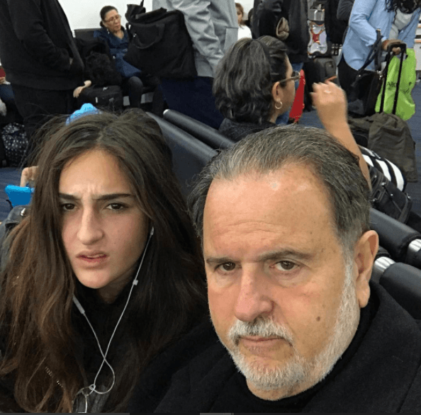 Esta bella dupla también se entretiene compartiendo divertidas imágenes en sus redes sociales, como esta imagen donde muestran claramente su disgusto ante el retraso de su vuelo de Newark a Miami.