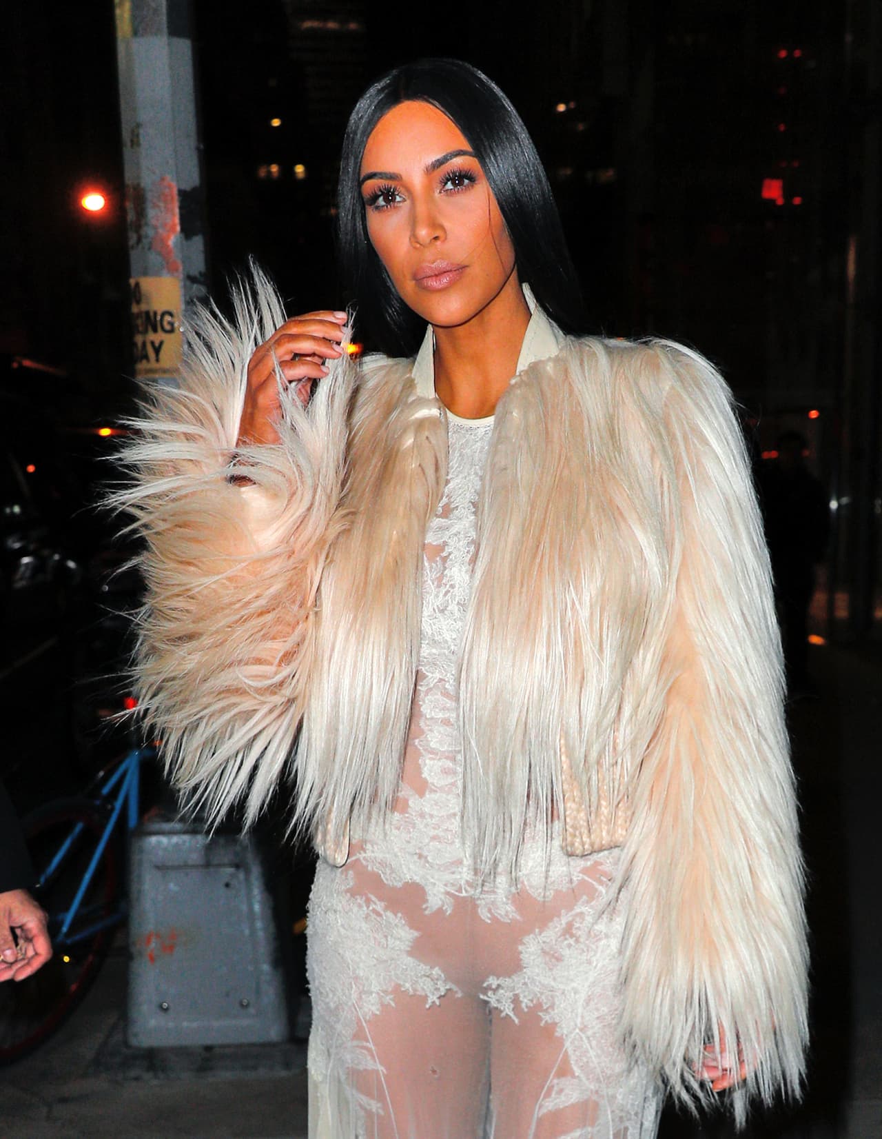 Es la versión de puras chicas del clásico 'Ocean's Eleven', cuyo 
<i>remake</i> estelarizaron Brad Pitt, Matt Damon, George Clooney y muchos galanes más.