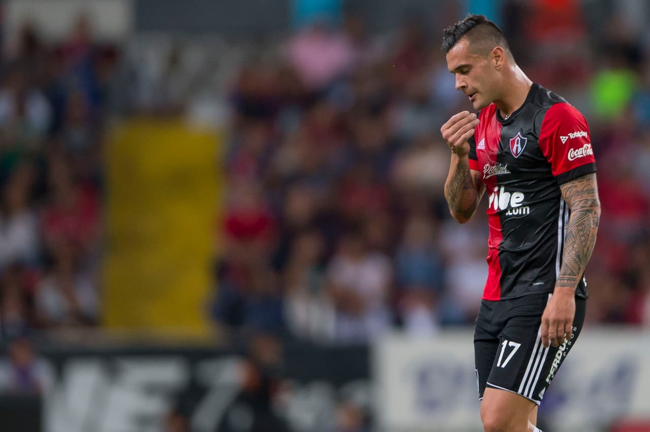 Pero luego de sortear un inicio complejo con varias llegadas peligrosas de Rayados, Milton Caraglio decidió dejar a su equipo con 10 hombres tras una doble tontería a los 33 minutos. Primero manoteó un balón sin sentido y después le dijo algo al árbitro: la roja se hizo inevitable.