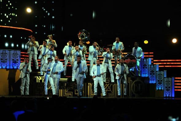 Estos chicos se entregan de lleno en el escenario.