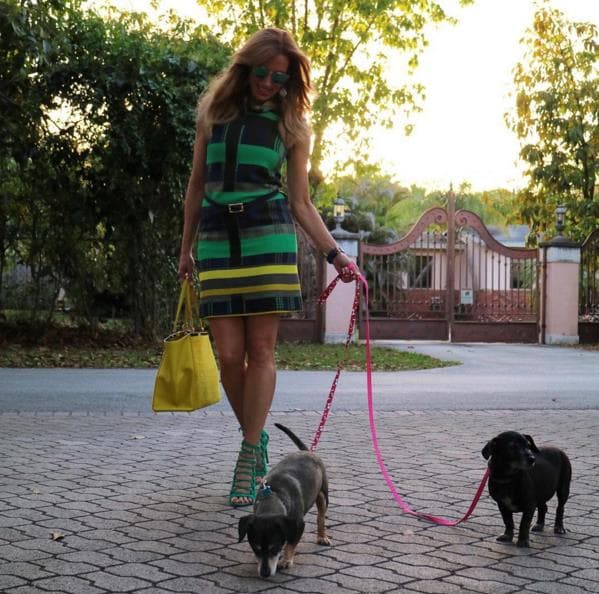 Así es como la Flaca se ve de bella paseando a sus perritos.