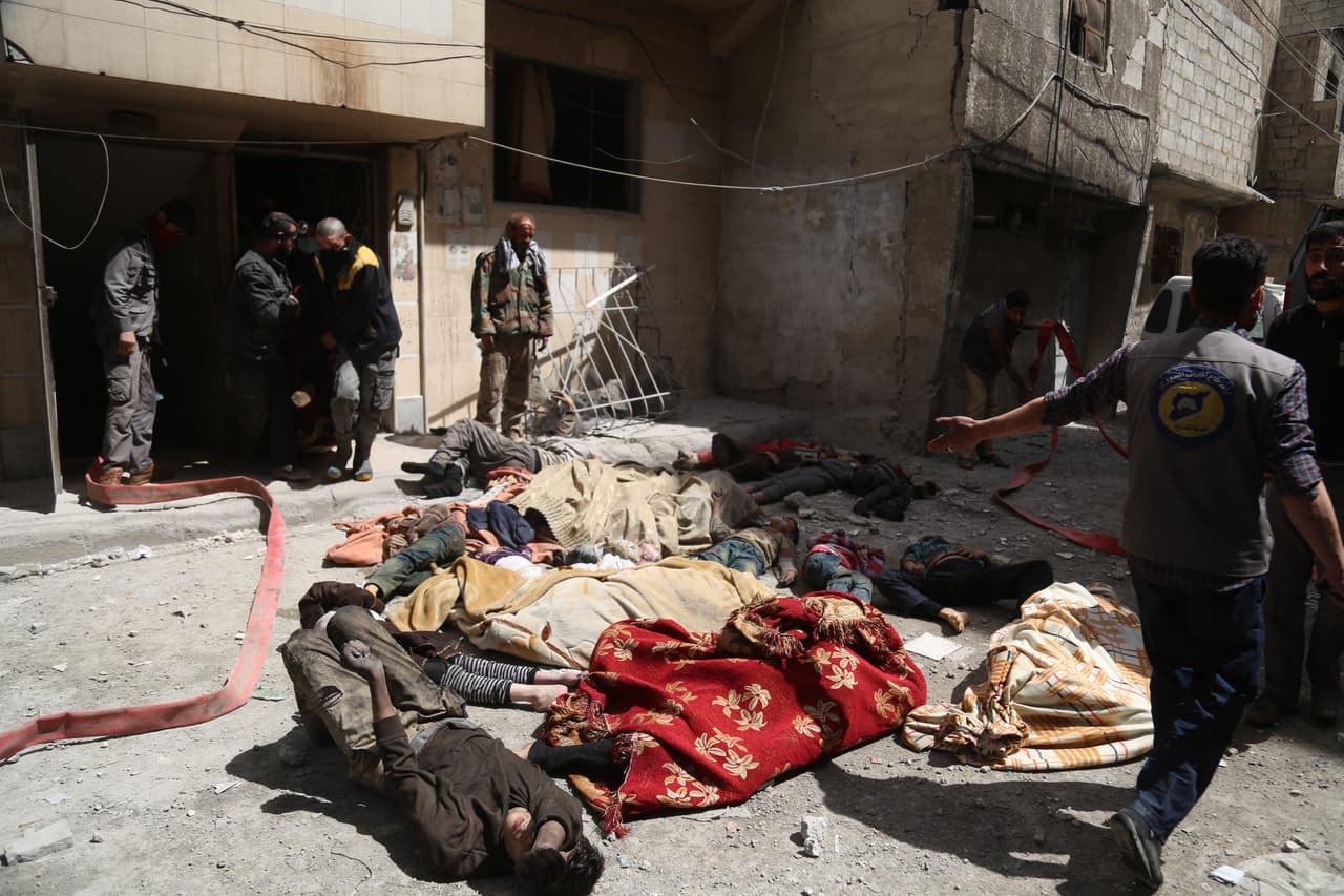 El gobierno de Bashar al-Asad negó que hubiera sido un arma química sobre una zona controlada por rebeldes. Las organizaciones de derechos humanos aseguran que al llegar al lugar encontraron decenas de víctimas con signos evidentes de haber estado expuestos a algún tipo de químico, como el gas sarín.