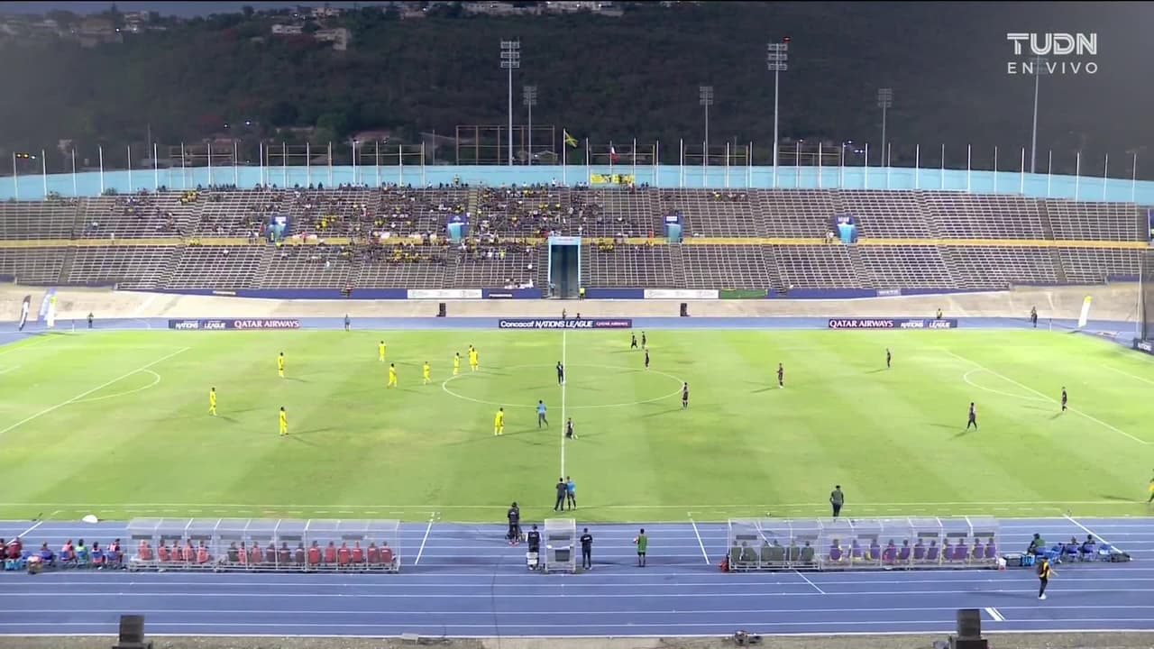Arranca el partido y la pelota está en juego.