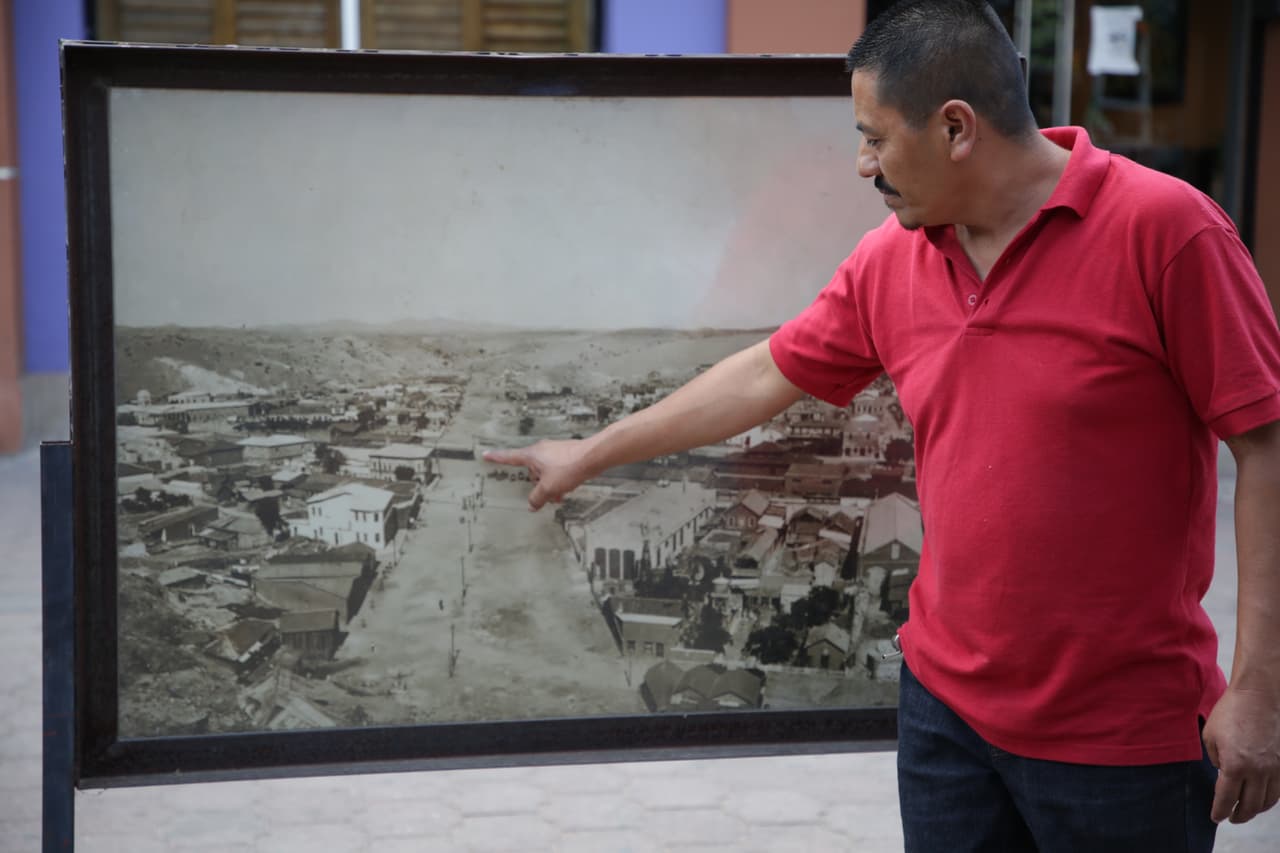 Álvaro Rodríguez señala el mapa de Nogales en los años 40.