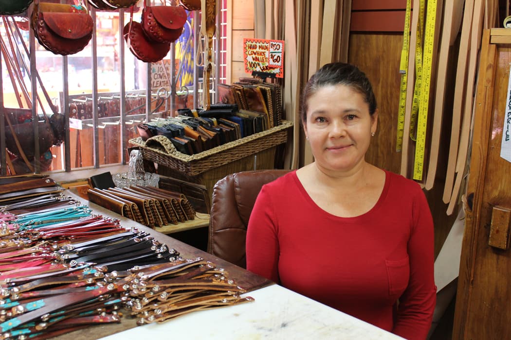 Guadalupe y su esposo Armando ofrecen productos de piel.