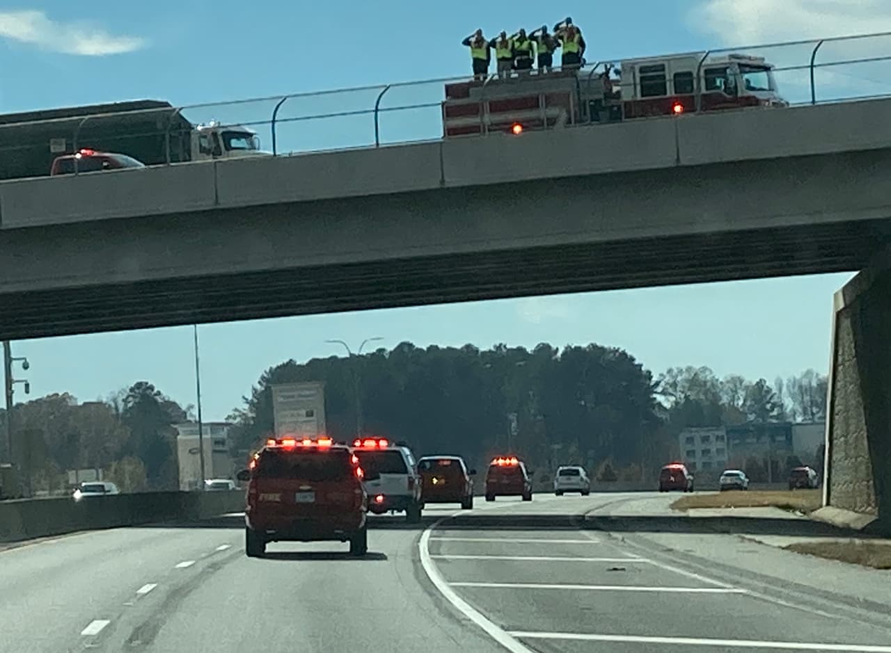 En un comunicado, el Departamento de Bomberos del condado de Cherokee dijo que Hicks "siempre había sido reconocido como un hombre feliz, divertido y amado por muchos tipos".