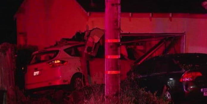 Sospechoso de robo vehicular estrella el auto en la casa de dos ancianas del este de la Bahía