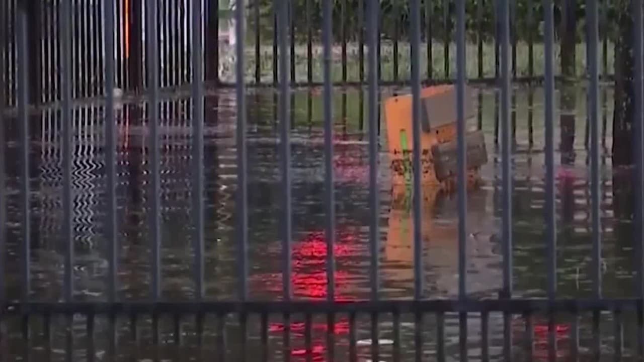 Inundaciones en el centro de Orlando: Lluvias de cuatro pulgadas dejan vehículos bajo agua en Thornton Park