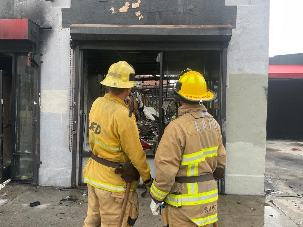 Completamente destruído, así quedó una estructura comercial en la zona del Fashion District de Los Ángeles, tras un masivo incendio que estalló la madrugada de este martes.