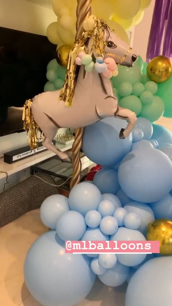 "Carlota ama los parques de atracciones y de diversión y quisimos hacer como 
<b>un carrusel </b>y esta maravilla (se hizo) solamente utilizando globos".
<br>