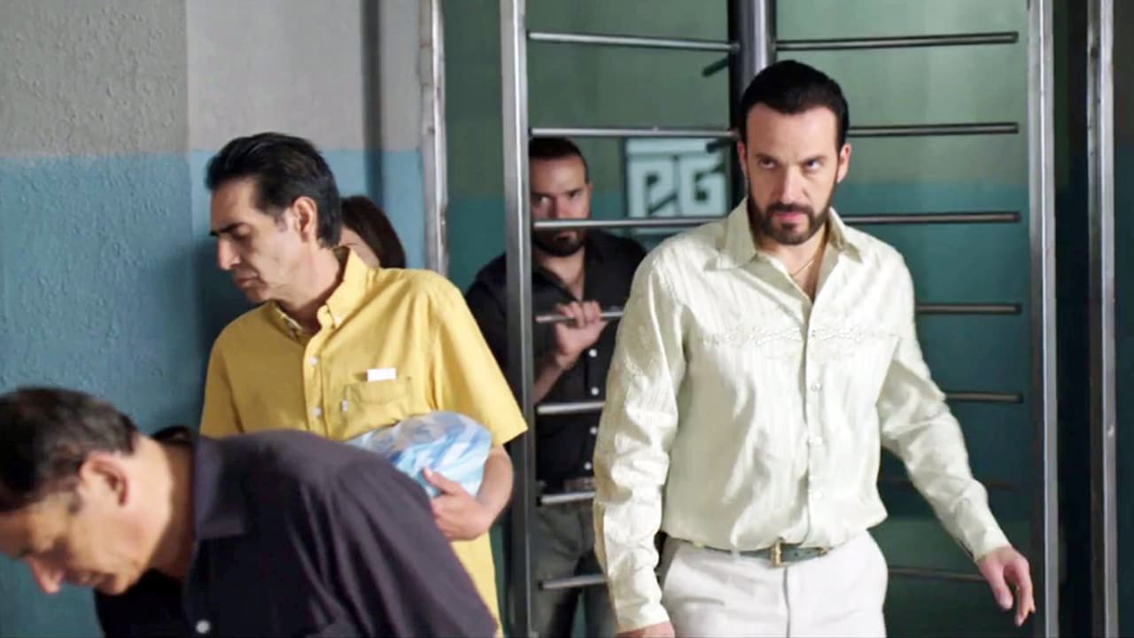 Arturo and 'El Arriero' Bernal Leyda, 'El Chapo's' representatives, used to get into the prison as if it were their house, they were never checked and didn’t even have to pass their backpacks full of bills through the x-ray band. "They are visits for the lord," says one custodian to the other while seeing them arriving.