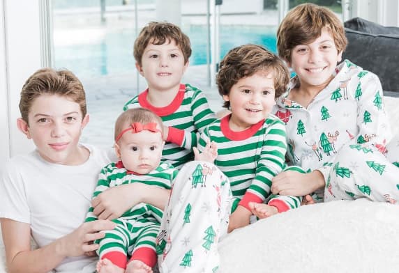 Alana y su hermanito Bruce celebraron Navidad con sus primos.